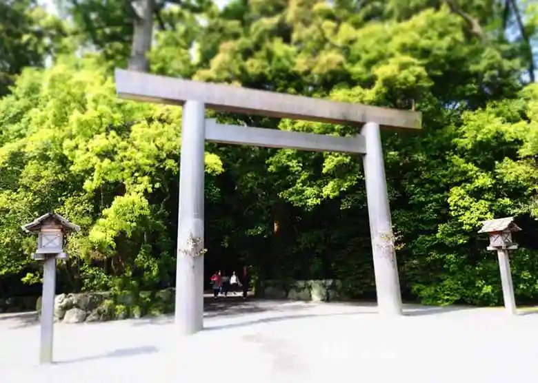 This photo shows the torii gate of the Geku shrine of Ise Grand Shrine. This wooden torii gate is 7.5 m high with a 75 cm pillar circumference. Once you pass through the torii, you move from the mundane world to the Shinto realm.