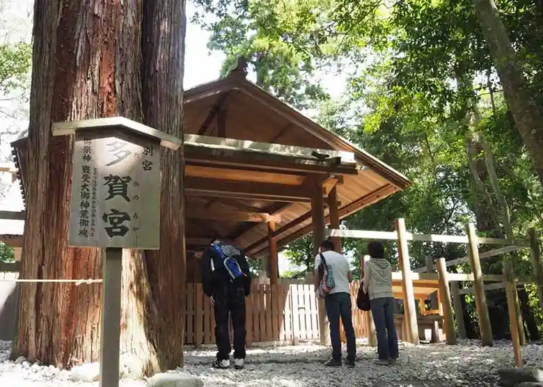 This photo shows Taka no miya at the Geku of Ise Grand Shrine. This shrine enshrines the raging spirit of Toyoke no Mikami. The worshipper on the left is bowing with their backs straight. The worshipper on the right is praying with her hands clasped in front of their chests.