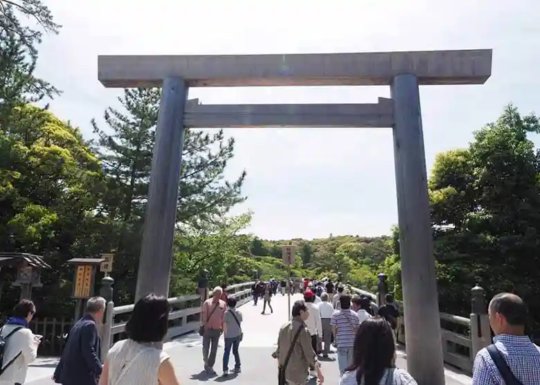 This photo shows the Torii gate erected at the entrance to the Ujibashi Bridge. Japanese people call this bridge a bridge connecting people and God. Once you pass through this torii gate, you are in the domain of the gods.