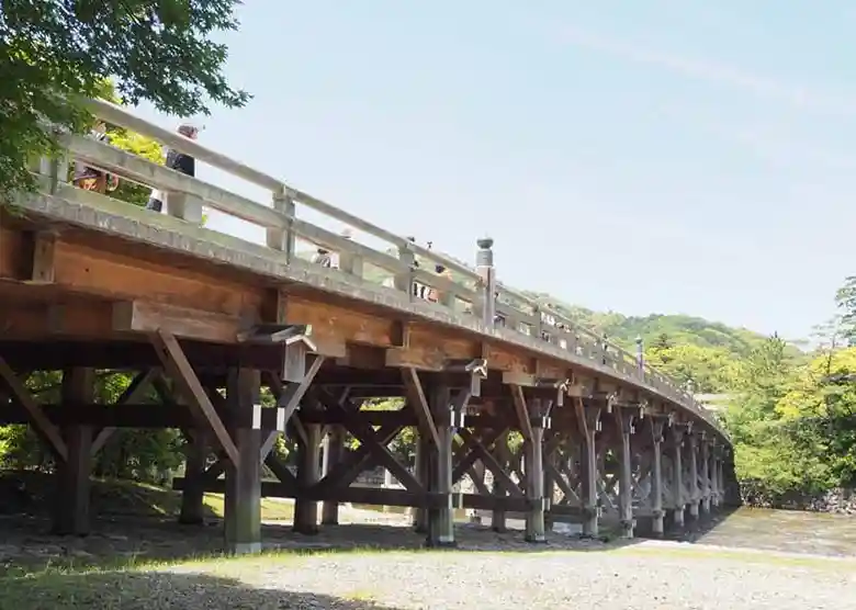 The photo shows the Ujibashi Bridge seen from the riverbank on the Naiku side of the Isuzu River. The bridge is wooden, 101.8 m long, and 8.42 m wide.