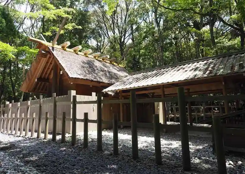 This photo shows Aramatsuri-no-miya. Aramatsuri-no-miya is the second most precious of the shrines belonging to Naiku, after Shogu. The shrine pavilion is 6.42 m wide, 4.24 m deep, and 4.48 m high, second only to the Shogu.