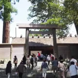 This photo shows the Shogu of the Naiku of Ise Grand Shrine. The Torii gate stands at the top of the stone steps. The deity enshrined at this shrine is Amaterasu-Omikami.