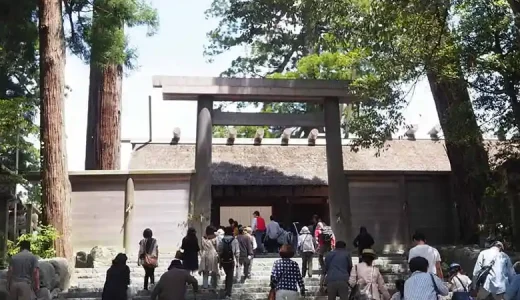 This photo shows the Shogu of the Naiku of Ise Grand Shrine. The Torii gate stands at the top of the stone steps. The deity enshrined at this shrine is Amaterasu-Omikami.