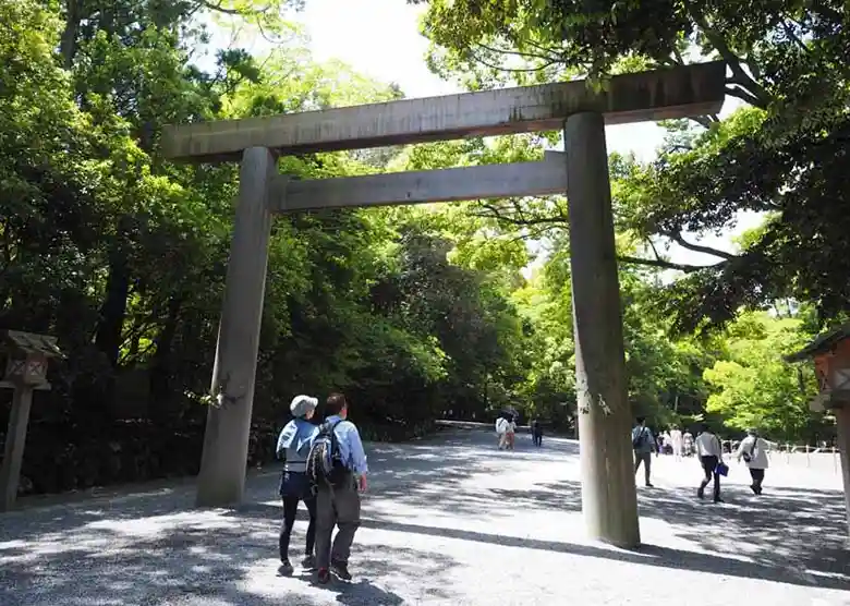 This photo shows the First Torii gate at Naiku. This gate is made of wood and stands 7.5 meters tall. The circumference of each pillar is 75 centimeters. 