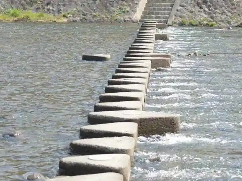 This picture shows stepping stones over the Kamo River. You can cross to the other side of the river through the rocks.