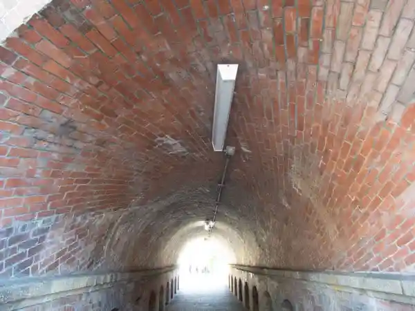 This photo shows the Keage Tunnel from the inside. Above the Keage Tunnel is the incline where the trolleys carried the ships. The bricks are stacked diagonally for durability, so they look like swirls.