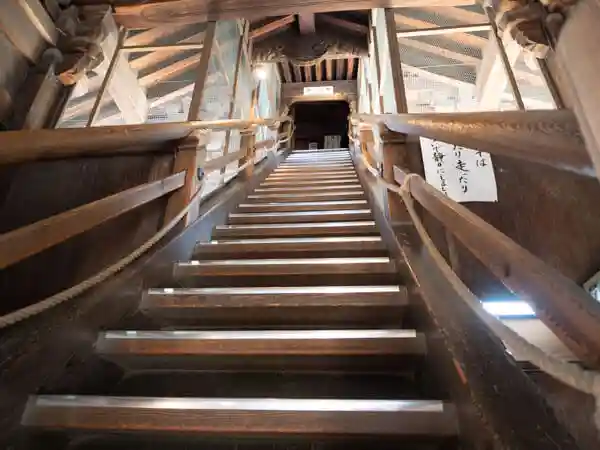 This photo shows the inside of the Sanmon gate. It offers the steep stairs to the high observatory and the rope used to climb the steep slope.