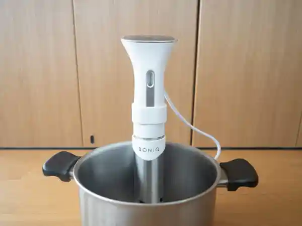 BONIQという低温調理器の写真です。ホルダーで鍋に固定されています。