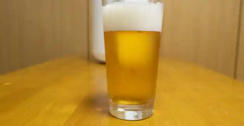 ビールを注ぎ終わったグラスの写真です。泡とビールの比率は3：７になっています。きめの細かいクリーミーな泡です。