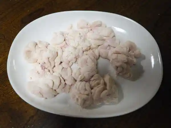 一口の大きさに切った白子に天ぷら粉をまぶした写真です。