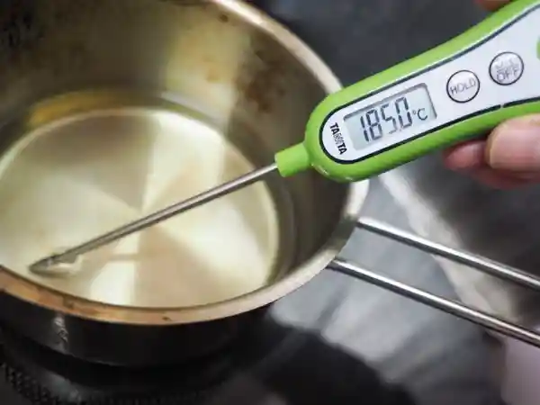 天ぷらを揚げる油の温度を測っている写真です。温度計は185.0度を示しています。
