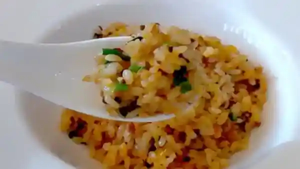 This photograph depicts today's fried rice, which has been fried to a crisp and is accompanied by colorful green onions and a yellow egg.