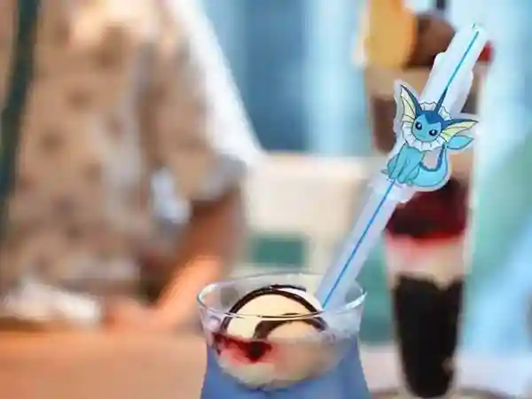 This photo shows an ice cream float called "Vaporeon." The straw has a figure of Vaporeon on it.