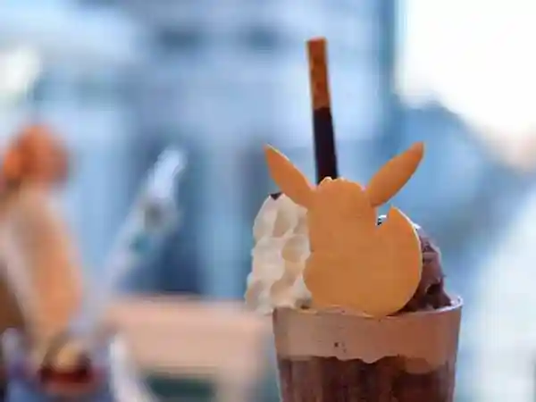 This picture depicts a sweet chocolate parfait featuring an Eevee-shaped cookie on top. The dessert is titled "Eevee."