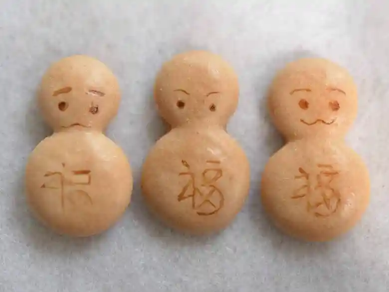 This photo shows Fukudaruma. They are baked sweet in the shape of a cute daruma. The darumas had a variety of expressions: troubled, serious, smiling, and so on.