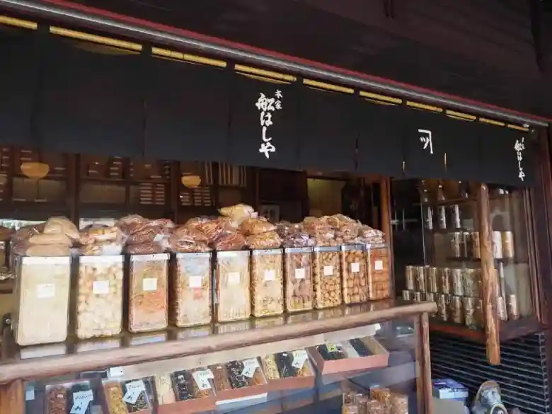 This photo shows the storefront of Honke Funahashiya. Glass cases filled with bean confections and Japanese rice crackers line the street facing the store.