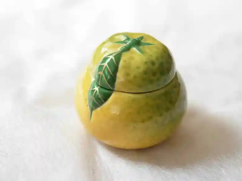 柚子の形をした陶器の写真です。大きさは直径5cm、高さ5cmです。八百三というお店で売っている柚子味噌の入れ物です。