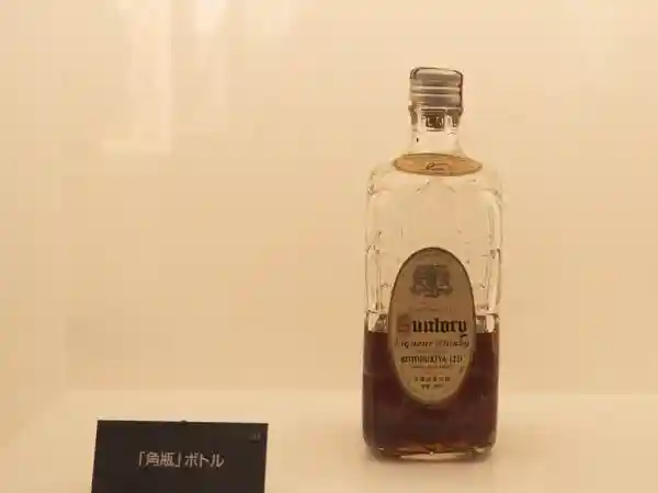 This photo shows a whisky called "Kakubin" displayed at the Whisky Museum of the Suntory Yamazaki Distillery. The lid is not opened, but the whiskey in the bottle is half full.