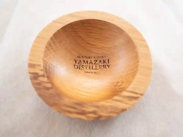 This photo shows a barrel oak nut dish purchased at the gift store of the Whiskey Museum at Suntory Yamazaki Distillery. This dish is made from dismantled barrels used for maturing whiskey.