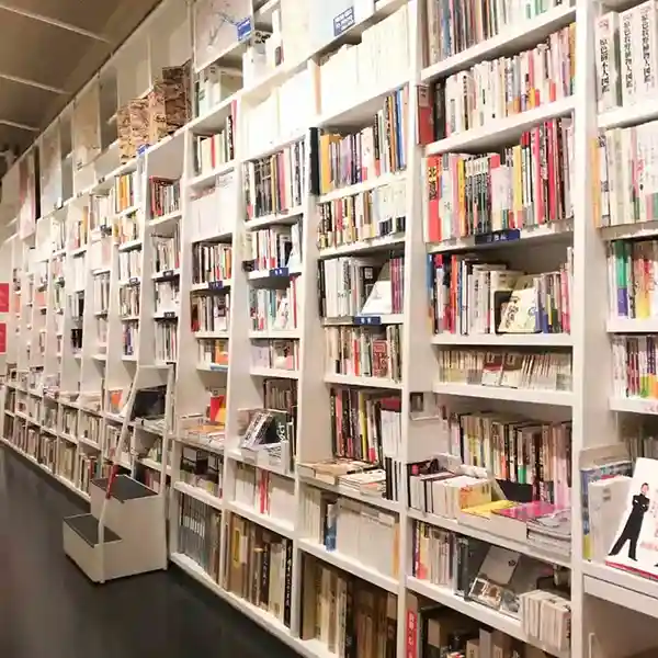This photo shows the bookshelf on the second floor of the museum store. The bookshelves, which cover the entire wall, are lined to the ceiling with beautiful books on art and archaeology.
