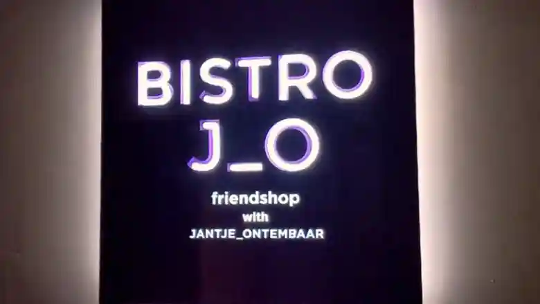 「銀座Velvia館」9階にある「BISTRO J_O」のレセプションカウンターの写真です。右にレストラン「BISTRO J_O」、左に「BISTRO CAFE」があります。レストラン「BISTRO J_O」の入り口は、「BISTRO J_O」という文字がライトアップされています。