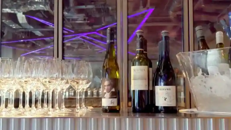 カウンターに並べられたワイングラスとボトルの写真です。