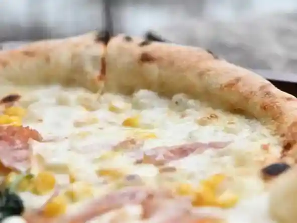 ナポリ風釜焼きピッツァ、プロシュットの写真です。生ハムとルーコラのピザです。