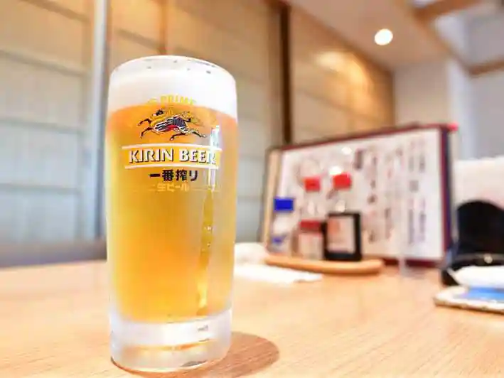 生ビールの写真です。ジョッキ入ったビールがテーブルに置かれています。グラスにはKIRIN BEER 一番搾り、と銘柄が描かれています。