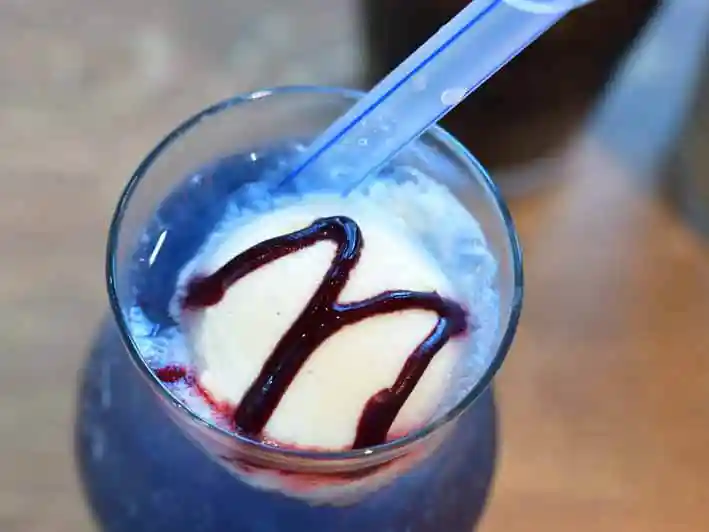 フロートドリンク シャワーズの写真です。シャワーズのイメージにあわせた、青色のソーダです。アイスクリームがのっていて、底にはタピオカが入っています。