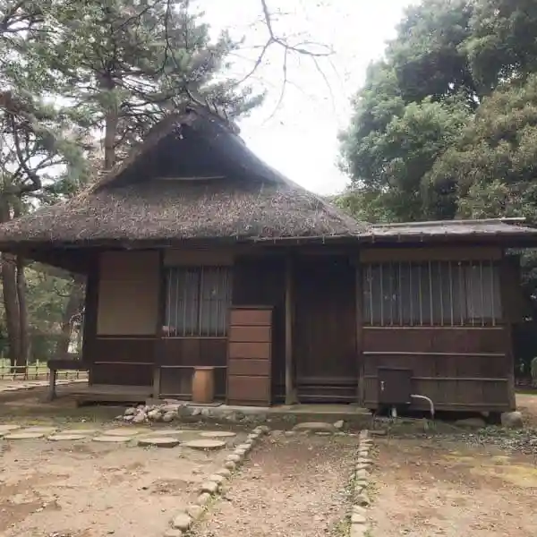 This picture shows a teahouse called Shunsoro in the garden of the Tokyo National Museum. The teahouse is a one-story wooden structure with a thatched roof. The teahouse's interior includes two tatami mat rooms, one of 5 tatami mats and the other of 3 tatami mats.