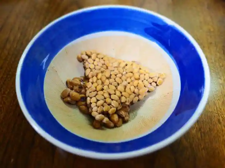 器に入った納豆の写真です。2食分の小粒の納豆を用意しました。