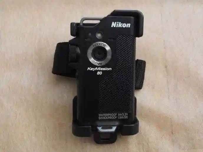 NIKON KeyMission80というカメラの画像です。縦87mm、横45mmの黒い防水カメラです。