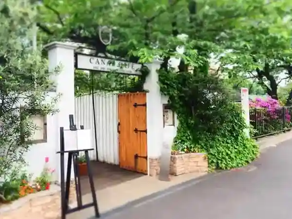 This photo depicts the entrance to the Canal Cafe, located at the edge of the moat in Iidabashi. The door faces Sotobori-dori street.