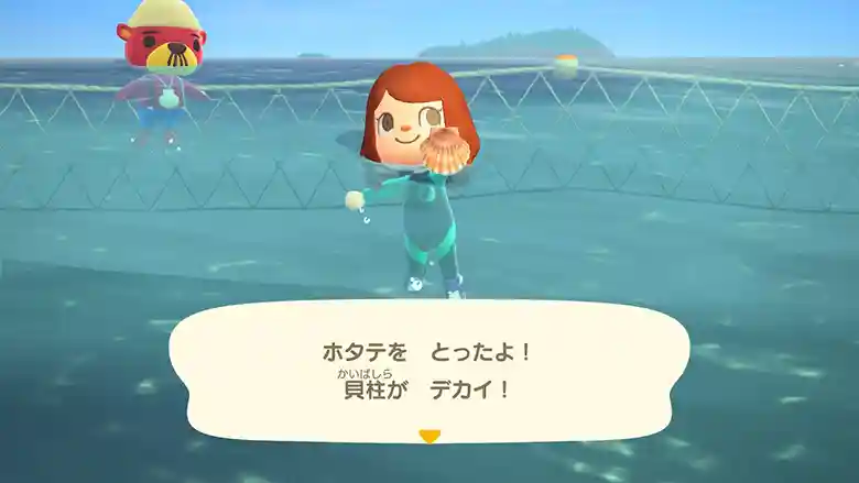 任天堂の「あつまれどうぶつの森」のゲーム画面の写真です。マリーンスーツを着た女の子が海に浮いています。ホタテを持った左手を前に突き出しています。画面の下方に「ホタテをとったよ！貝柱がデカイ！」と文字が出ています。