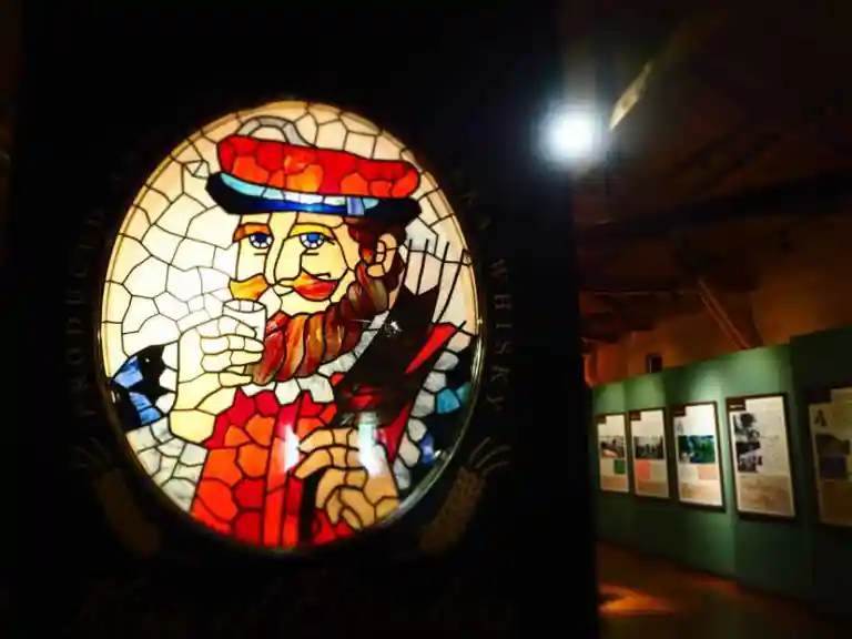 ウイスキー博物館に展示されているステンドグラスの写真です。ブラックニッカのラベルでお馴染みの19世紀のキング・オブ・ブレンダーが描かれています。