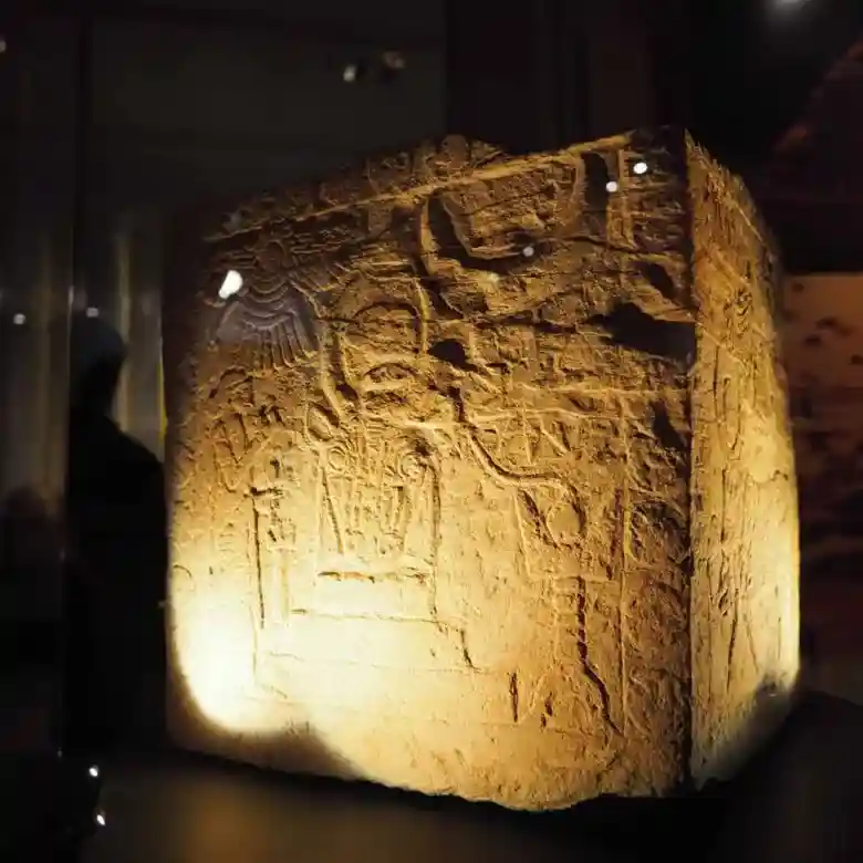 「柱の台座または祭壇」と名付けられた砂岩の彫刻での写真です。 メソポタミアやエジプトの図像が入り混じった浮彫で神官が儀式を行う様子が刻まれています。