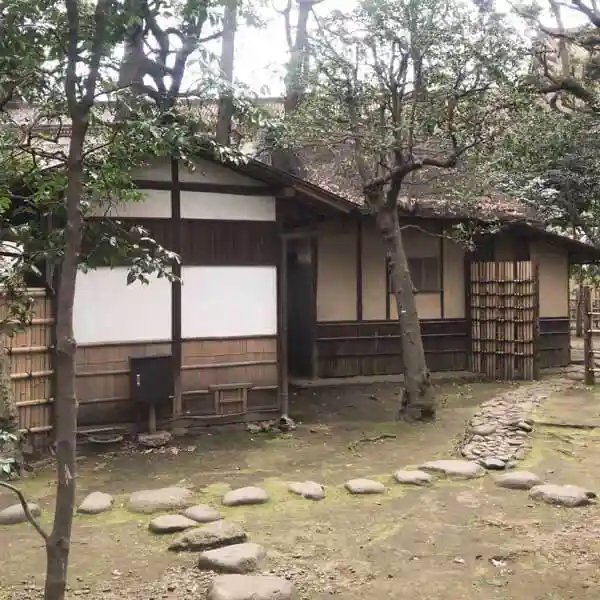 This picture shows a teahouse called Rokusoan in the garden of the Tokyo National Museum. The teahouse was initially transported from Nara to Tokyo National Museum, but it sank during the journey. The teahouse was then reconstructed using salvaged lumber from the sea.