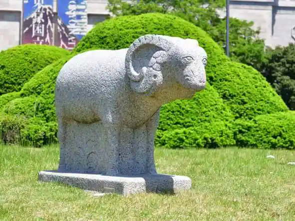 博物館の前庭にある羊の石像です。