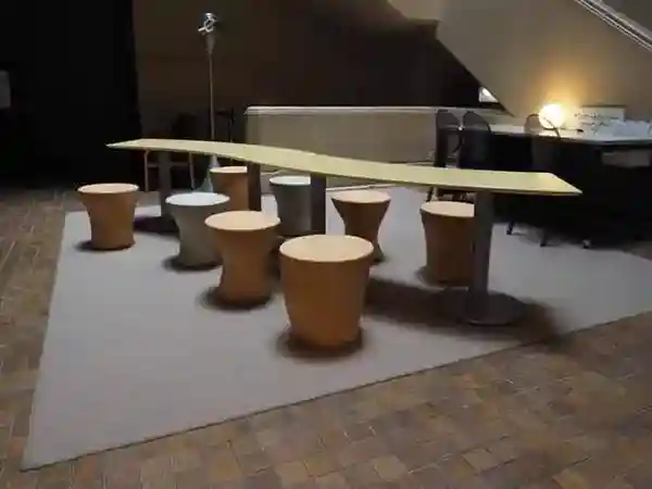 This photo shows the tables and chairs arranged on the north side of Honkan's "Modern Art" gallery. The atmosphere is calm, making it an ideal space for relaxation.