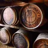 ウイスキーの樽が並んでいる写真です。ニッカウヰスキー蒸留所の一号貯蔵庫で撮影しました。