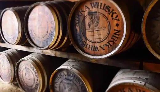 ウイスキーの樽が並んでいる写真です。ニッカウヰスキー蒸留所の一号貯蔵庫で撮影しました。