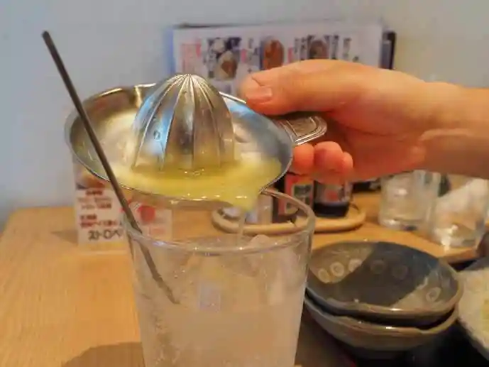 生レモンサワーの写真です。自分でレモンを搾ります。