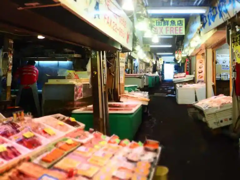 三角市場の写真です。小樽駅前にあります。新鮮な魚貝が並べられています。