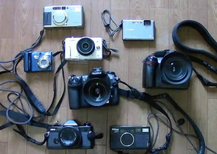8台のカメラが床に並べられた写真です。