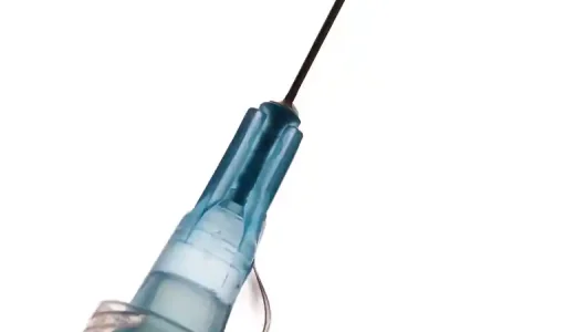 注射の針のイラストです。針の先端から薬液が滴っています。